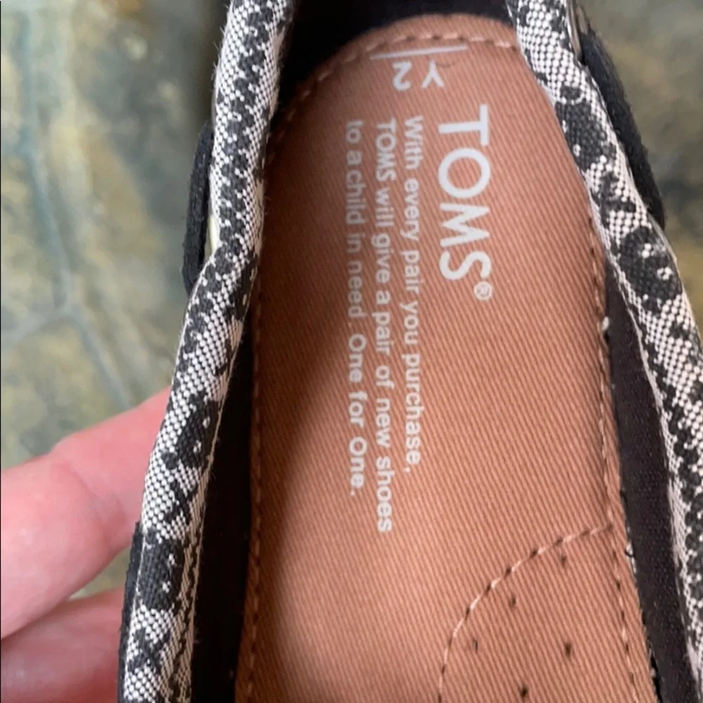TOMS Black Denim Shoes Skull & Cross Bones Youth Unisex Slip-Ons Sz 2